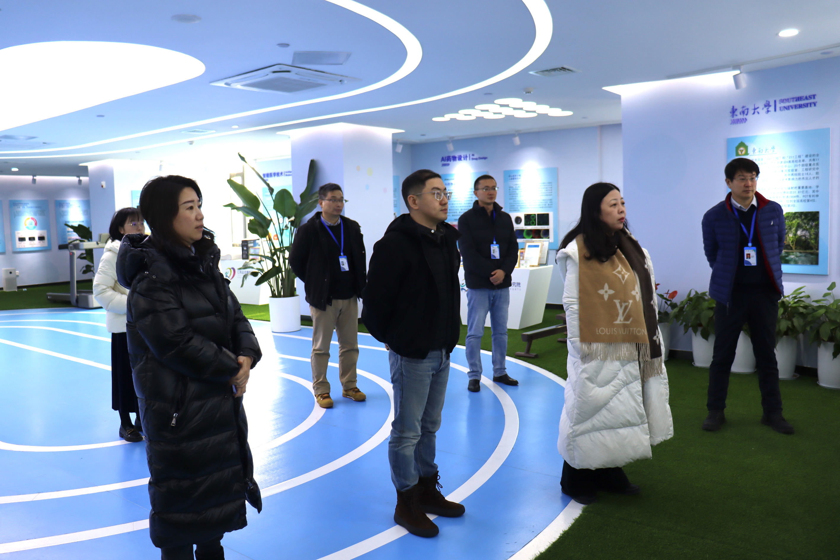 中国质量认证中心上海分中心主任吴蔚等一行来研究院参观交流
